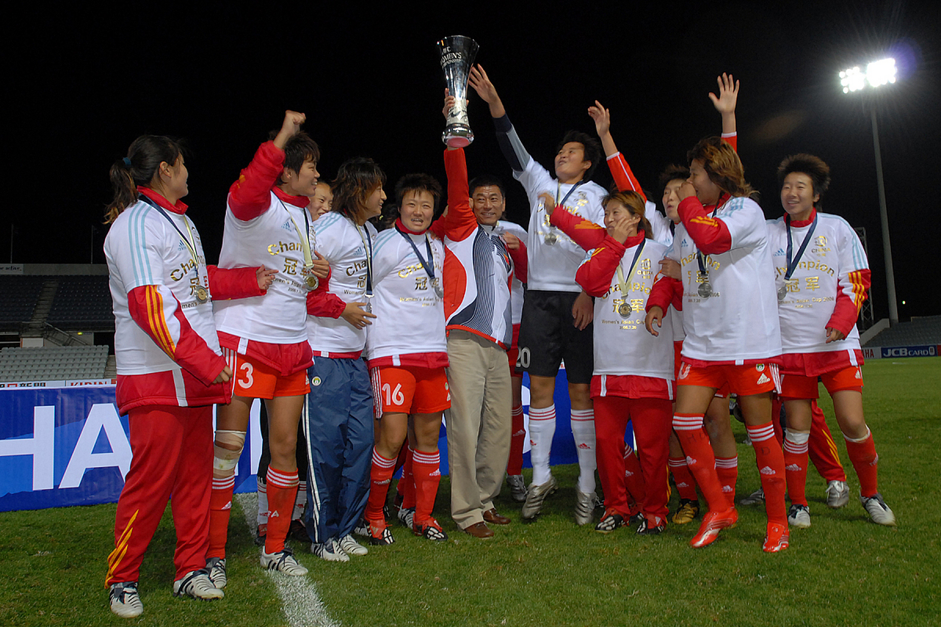 球员们展现出技巧与毅力，争夺最终胜利